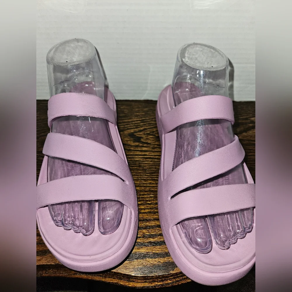 Crocs Getaway Strappy. Size 9. Worn But In Excellent Shape. (1) - Picture 2 of 4